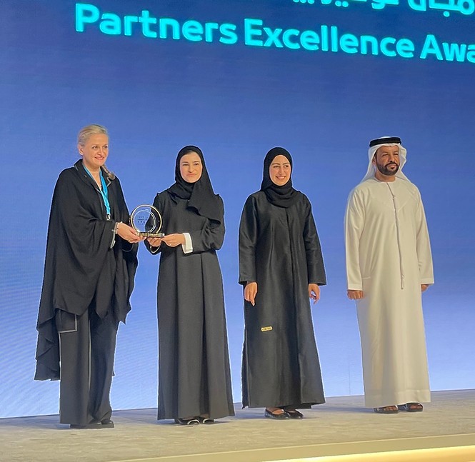 Nada Alshammari receiving the Partners in Excellence Award, September 2022, with Her Excellency Sara Al Amiri